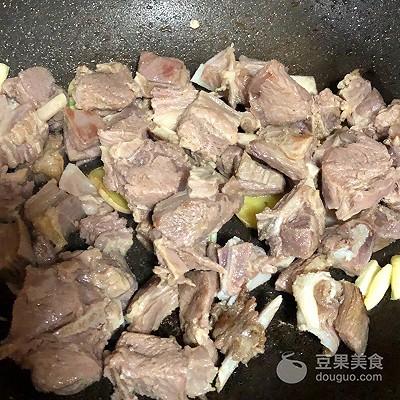 羊肉胡萝卜怎么炖(清炖羊肉炖胡萝卜的做法)