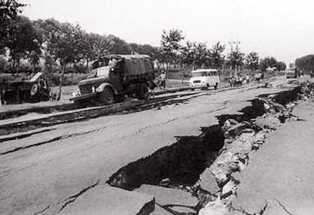 1976年唐山大地震时间(唐山大地震太吓人了)