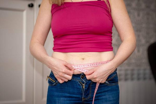 女人大肚腩怎么样减掉(怎样才能减肚子上的赘肉)
