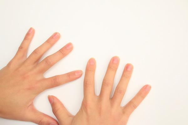 手指上的月牙白代表什么意思(指甲上的月牙是健康还是不健康)