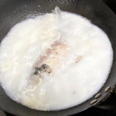 牛奶鲫鱼汤的做法产妇下奶(鱼汤怎么做才能下奶)